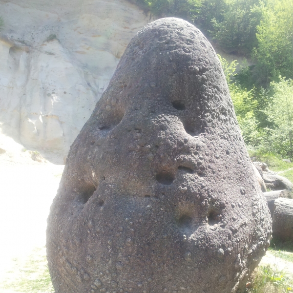 Rezervatia naturala muzeul Trovantilor Costesti poza